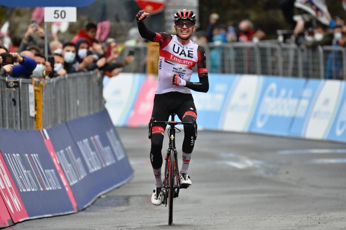 El estadounidense Joseph Dombrowski festeja su victoria en la 4ta etapa del Giro de Italia.