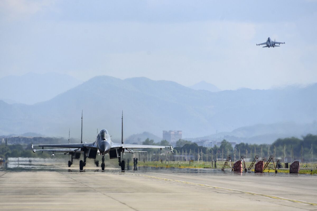 Archivo - En esta fotografía publicada por la agencia de noticias china Xinhua se observan aeronaves del Ejército Popular de Liberación de China en un lugar no especificado en China, el 4 de agosto de 2022. (Fu Gan/Xinhua vía AP, Archivo)