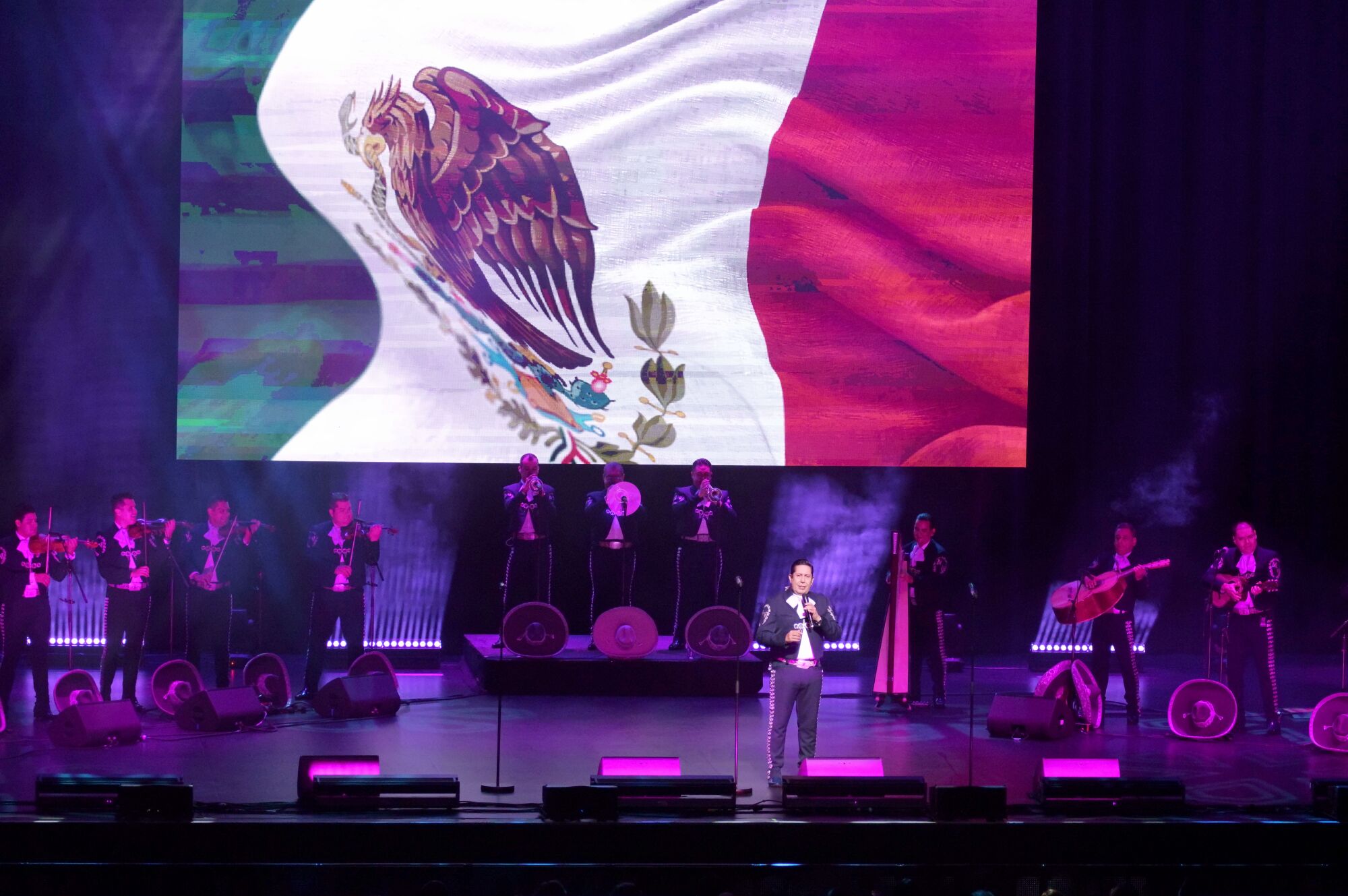 Mariachi Vargas de Tecalitlan llenó de orgullo a los mexicanos en el YouTube Theater.