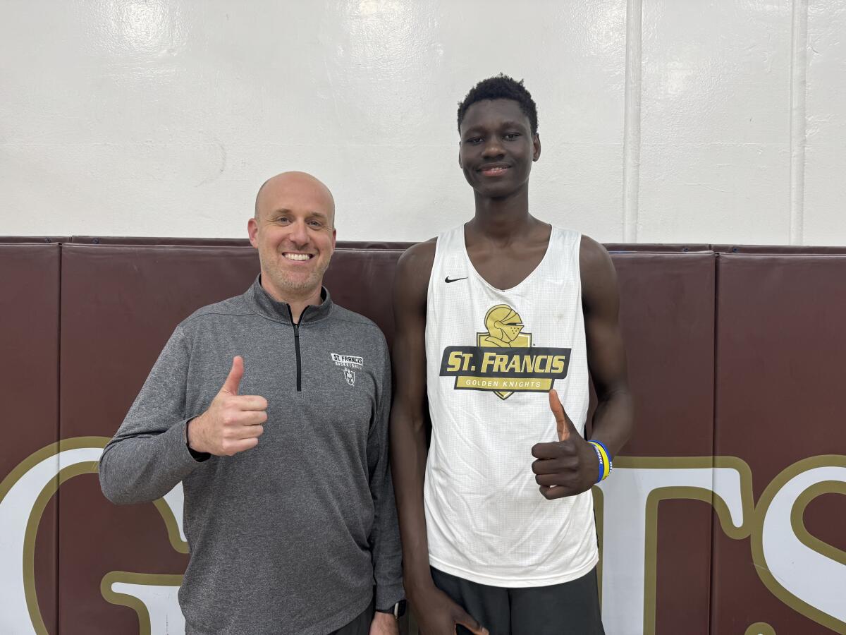 সেন্ট ফ্রান্সিস কোচ 7-ফুট -3 সিনিয়র শরীফ মিলোগোর আগমনের সাথে বাস্কেটবল লটারি হিট করেছেন সেন্ট ফ্রান্সিস কোচ 7-ফুট -3 সিনিয়র শরীফ মিলোগোর আগমনের সাথে বাস্কেটবল লটারি হিট করেছেন