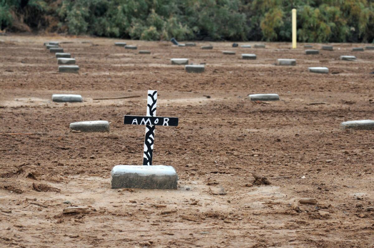 El panteón de inmigrantes no identificados en el cementerio Terrace Park, en Holtville, California. Hay 500 tumbas sin nombre de más de 500 inmigrantes fallecidos en el cruce de la frontera...