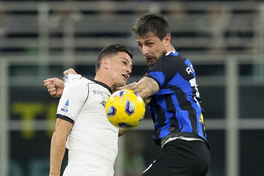 Giacomo Raspadori del Napoli pelea por el balón con Francesco Acerbi del Inter de Milán en el encuentro de la Seri A en el Estadio San Siro el domingo 17 de marzo del 2024. (AP Foto/Antonio Calanni)