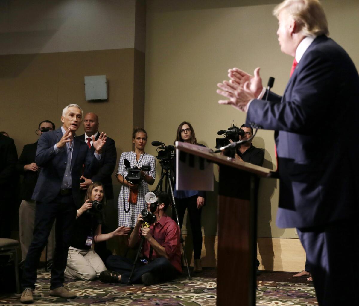 El periodista Jorge Ramos (izq.) durante la conferencia de prensa en Dubuque, Iowa, en la que Donald Trump pidió que lo retiraran de la sala. Ese fue el punto de partida del nuevo documental "Hate Rising".