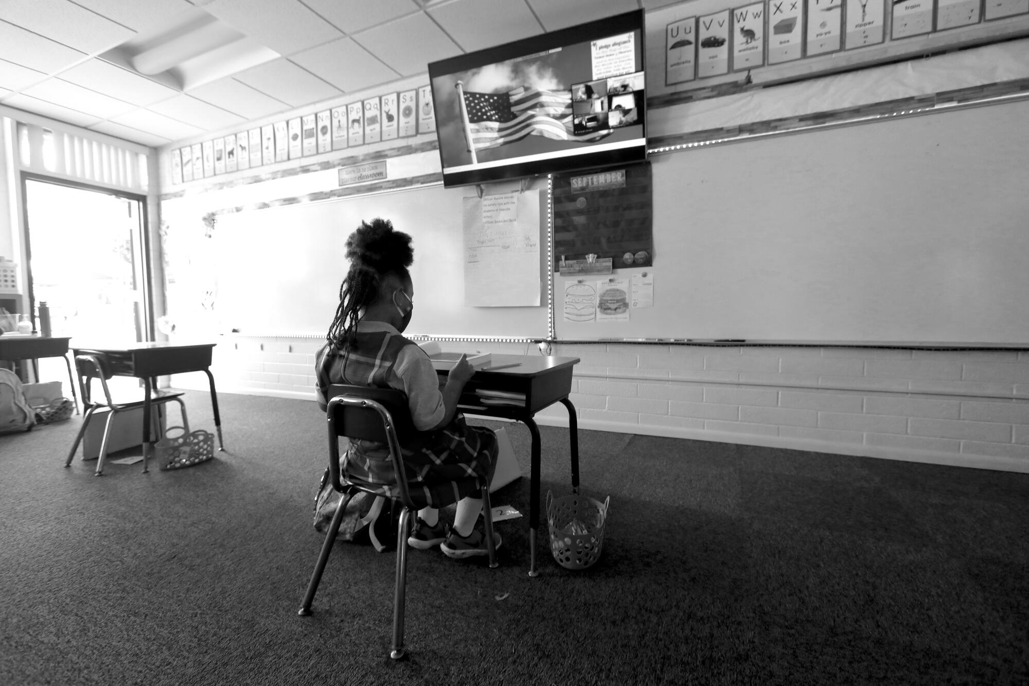 una estudiante frente a un monitor de tv