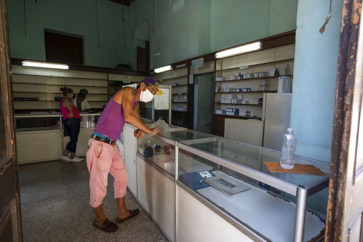 Un hombre espera ser atendido en una farmacia en medio de la pandemia de COVID-19 