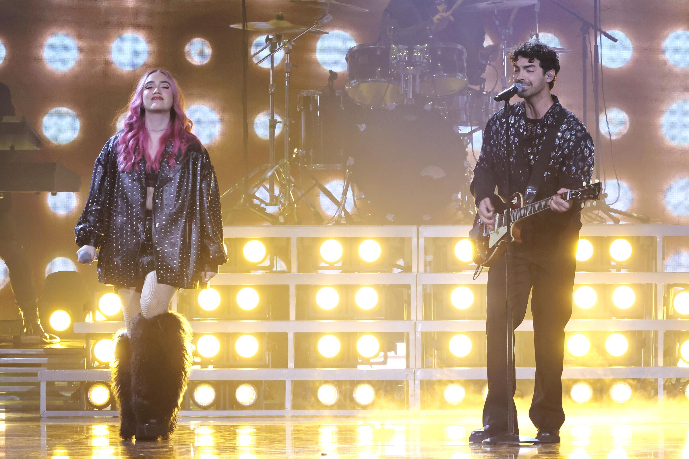 Ela Taubert y Joe Jonas en el escenario del Latin Grammy, el 14 de noviembre del 2024 en Miami, Florida.
