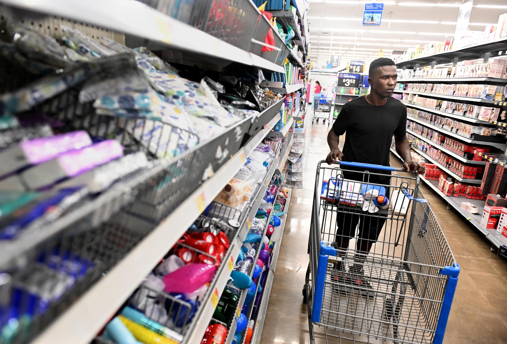 Frederick Keys oyuncusu Dennis Kasumba, Frederick, Maryland'deki Walmart'ta alışveriş yapıyor.