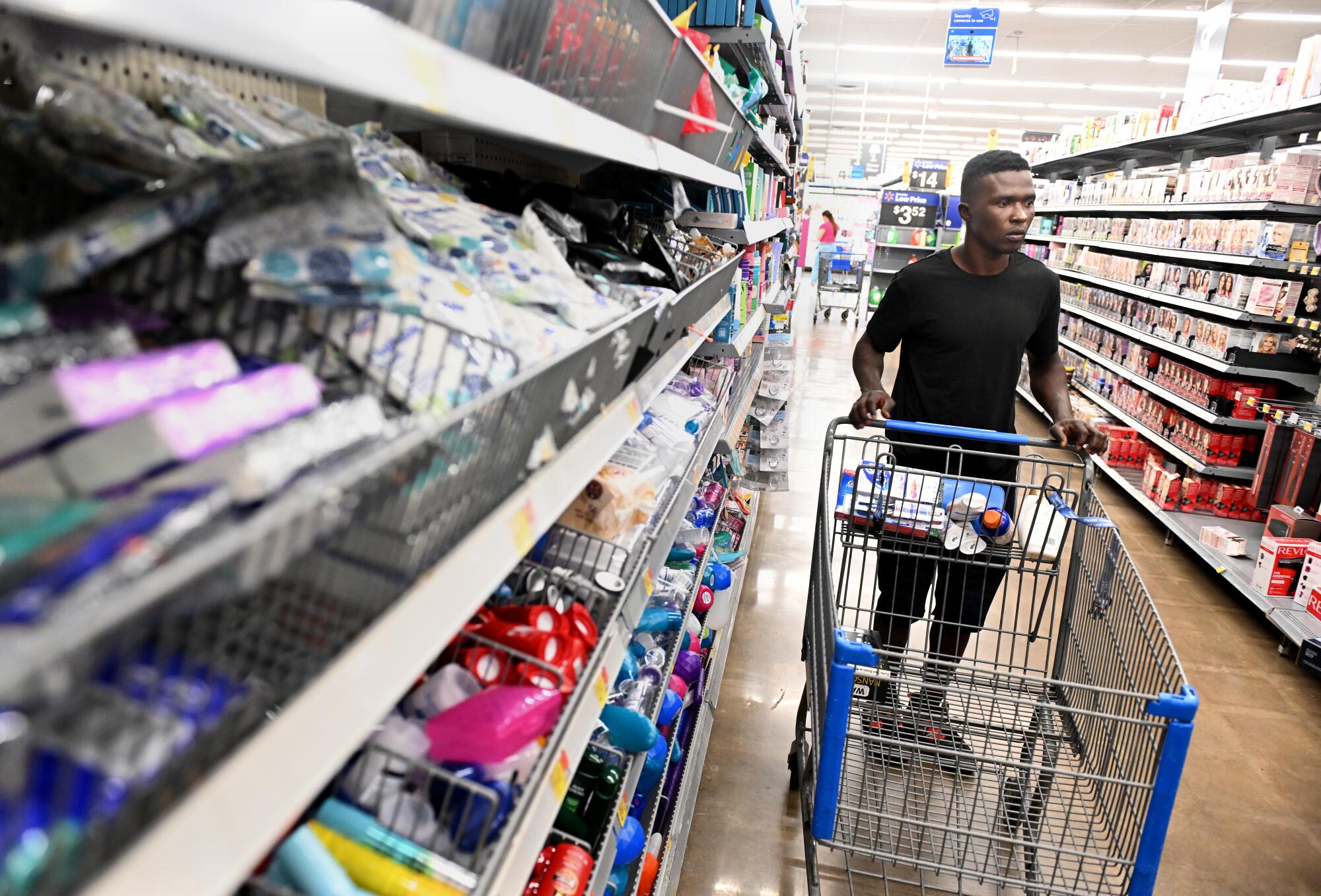 Dennis Kasumba, joueur de Frederick Keys, fait ses courses chez Walmart à Frederick, dans le Maryland.