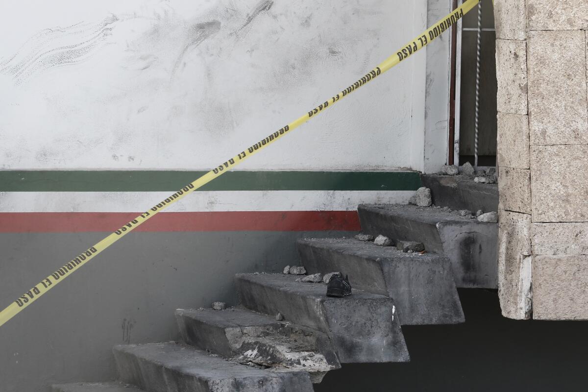 Una cinta delimita y restringe el paso a la zona de entrada de un centro de detención de migrantes mexicano