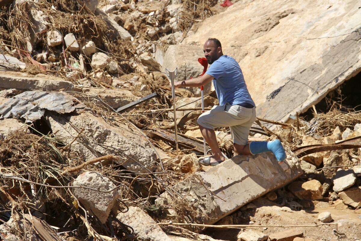 Un hombre busca sobrevivientes en Derna, Libia, 