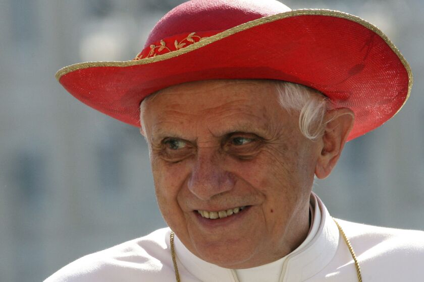 ARCHIVO - El papa Benedicto XVI porta un sombrero para guarecerse del sol antes de su audiencia semanal en la Plaza de San Pedro, el 6 de septiembre de 2006, en el Vaticano. (AP Foto/Pier Paolo Cito, archivo)