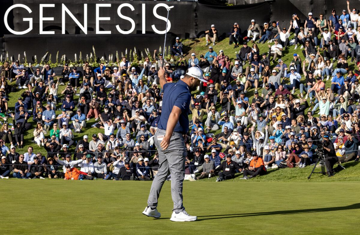 Les fans applaudissent après que Jon Rahm ait terminé son tour avec un putt de birdie au 18.