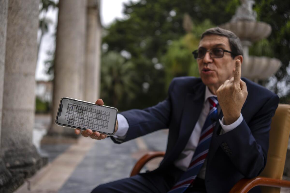 El canciller de Cuba, Bruno Rodríguez, habla durante una entrevista con The Associated Press