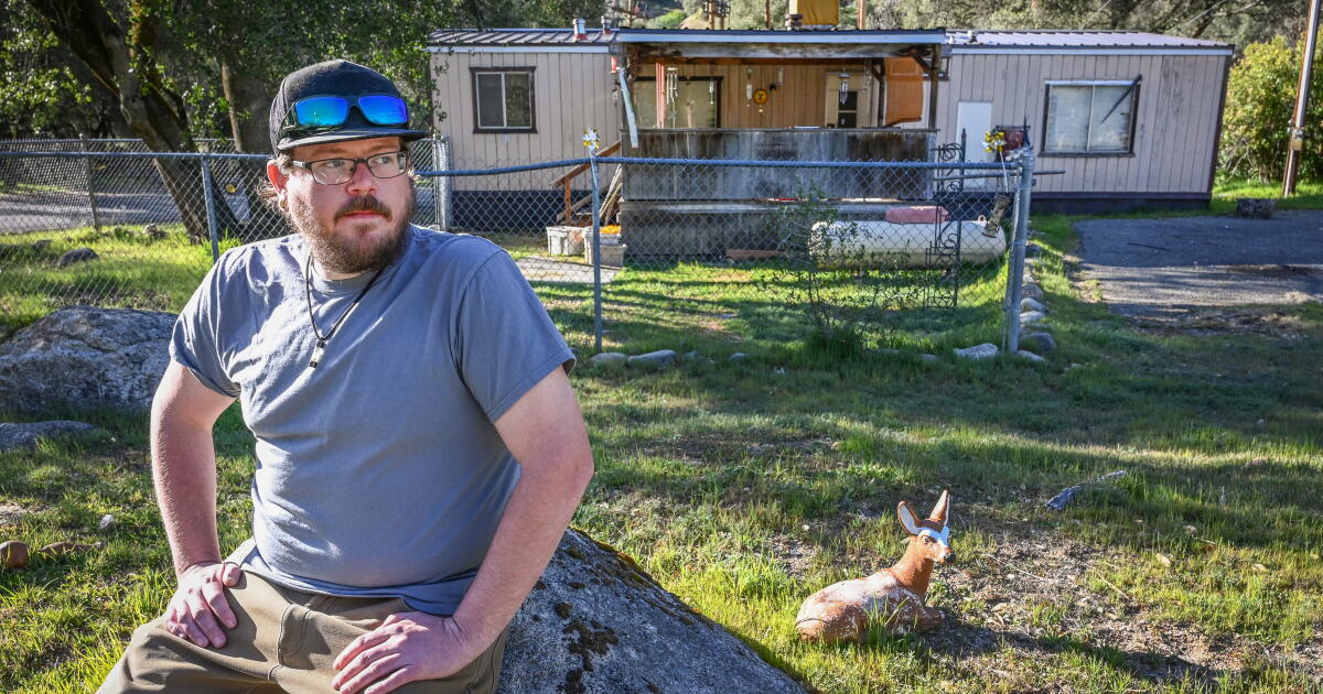 Aging power lines force trailer park residents to leave - Los Angeles Times