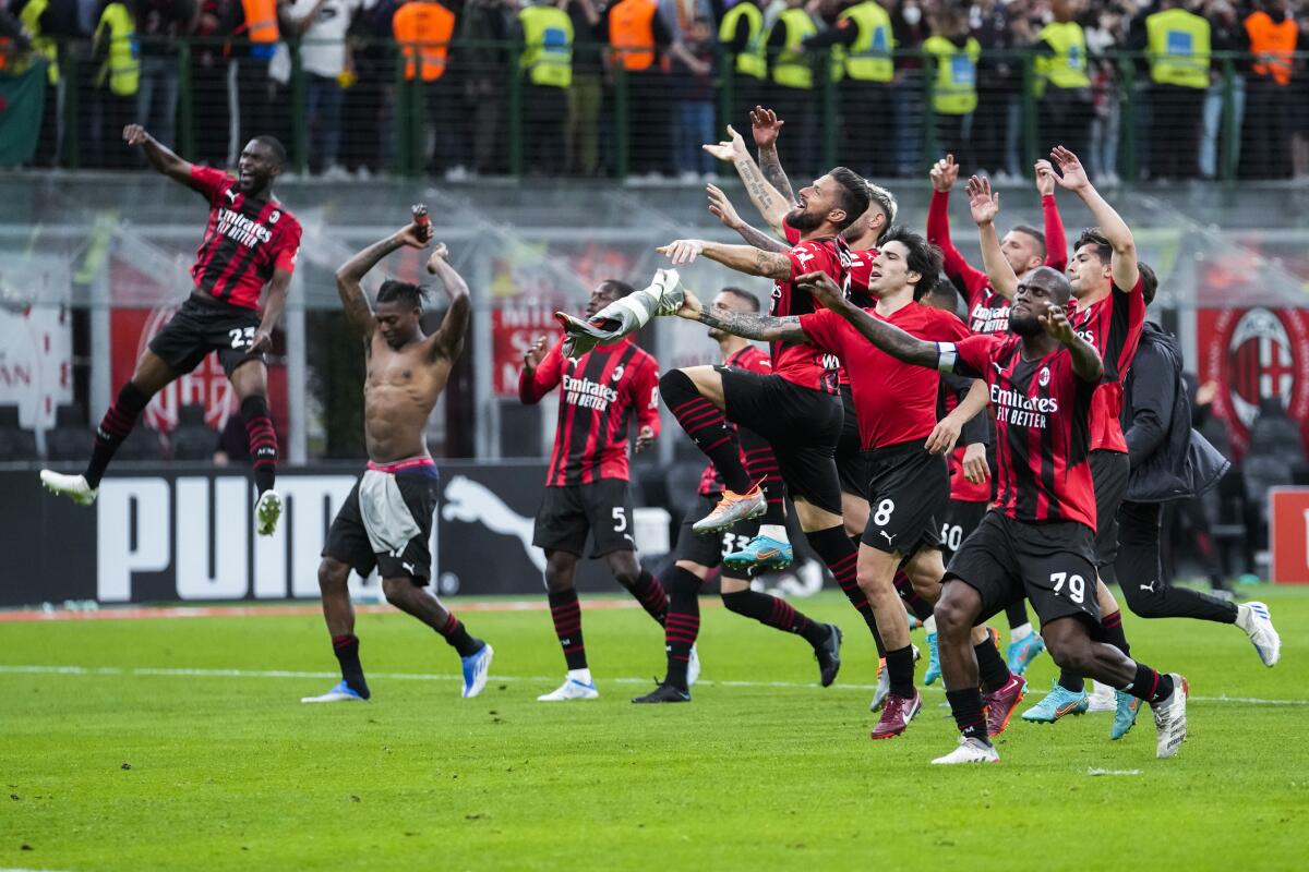 Jugadores del AC Milan celebran al final del partido de la Serie A contra el Génova, en el estadio San Siro, 