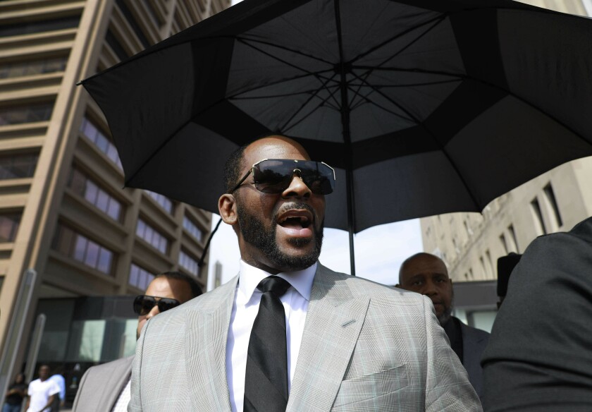 El cantante R. Kelly sale de un tribunal en Chicago el 6 de junio del 2019. (AP Photo/Amr Alfiky, File)