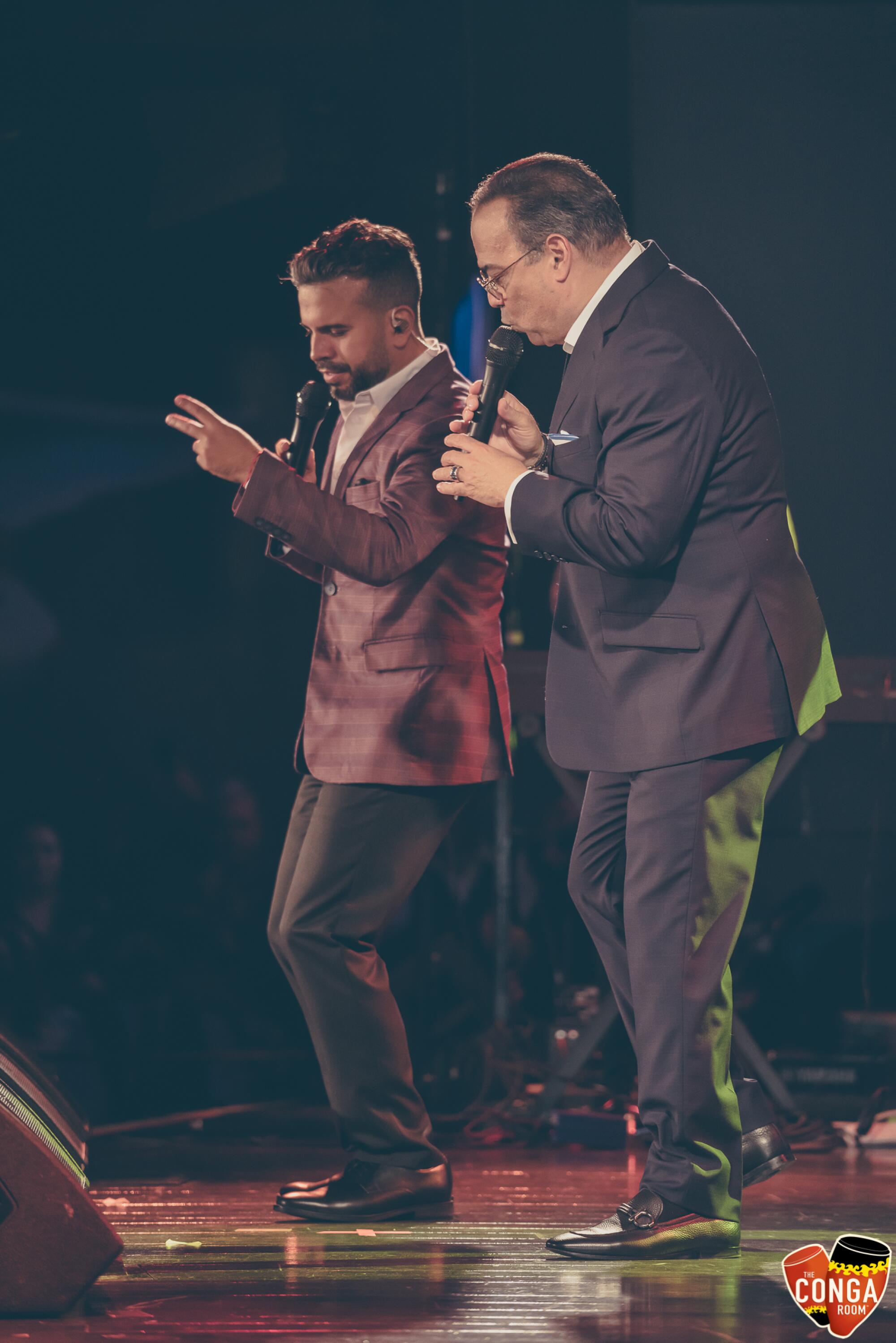 Gilberto Santa Rosa en una de sus presentaciones en el escenario de
