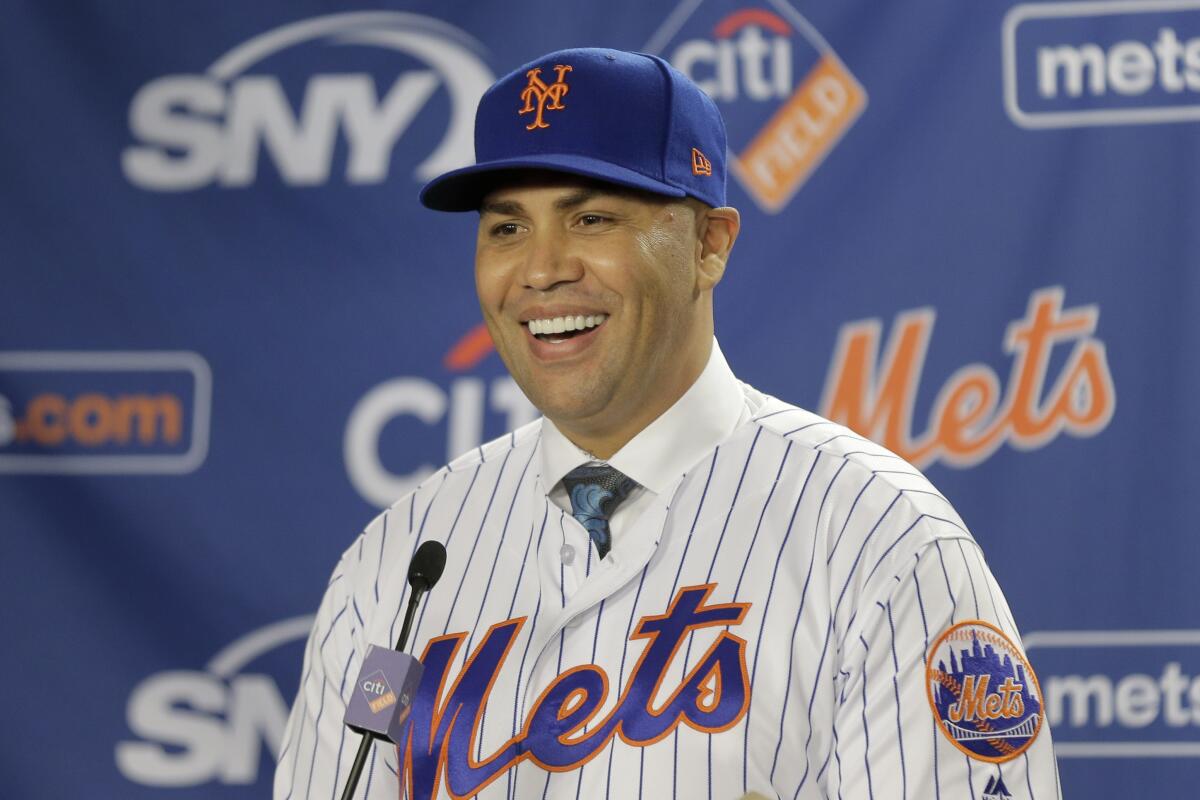 ARCHIVO - Carlos Beltrán sonríe durante la rueda de prensa en la que fue presentado como manager de los Mets