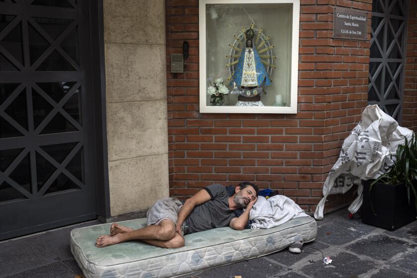 Agustín Catamano, de 48 años, quien dijo que no tiene hogar, duerme frente a una institución católica en Buenos Aires, Argentina, el domingo 18 de febrero de 2024. (AP Foto/Rodrigo Abd)