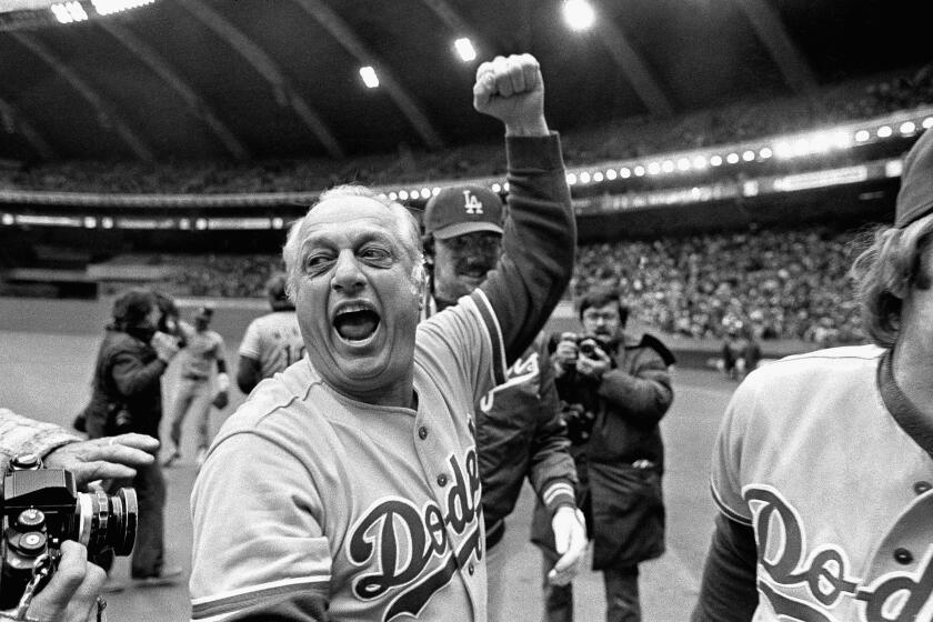 ARCHIVO - En imagen de archivo del lunes 19 de octubre de 1981, el manager de los Dodgers de Los Ángeles Tom Lasorda festeja tras vencer a los Expos de Montreal por el título de la Liga Nacional, en Montreal. (AP Foto/Grimshaw, archivo)