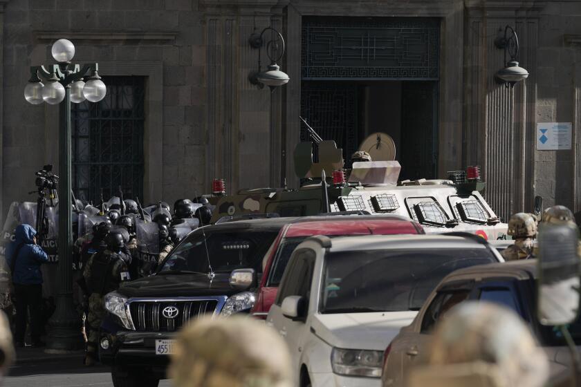 La policía militar se reúne frente a la entrada principal del palacio presidencial en la Plaza Murillo en La Paz, Bolivia, el miércoles 26 de junio de 2024. (AP Foto/Juan Karita)