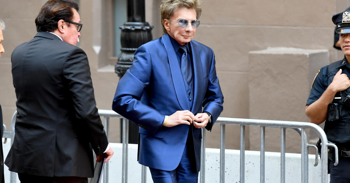 Barry Manilow Walks Off Stage After Two Songs, Cancels Weekend Shows Because Of Health Issues - Beritaja Barry Manilow Walks Off Stage After Two Songs, Cancels Weekend Shows Because Of Health Issues - Beritaja