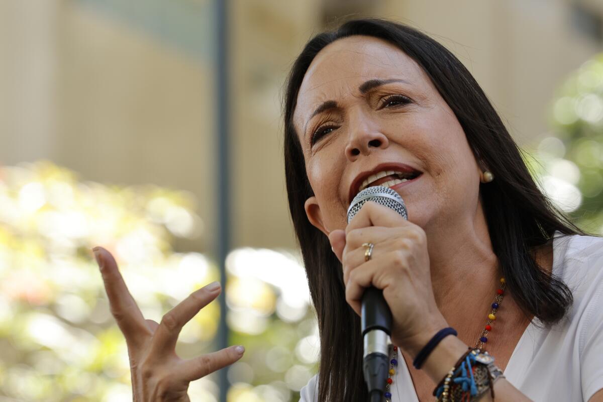 La aspirante presidencial de la oposición María Corina Machado habla con sus partidario