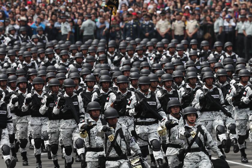 ARCHIVO - Integrantes de la Guardia Nacional de México marchan en el desfile militar del Día de la Independencia, en la principal plaza de la capital, el Zócalo, en Ciudad de México, el 16 de septiembre de 2019. La Suprema Corte de Justicia México invalidó por inconstitucional el martes 18 de abril de 2023 el traspaso a la Secretaría de Defensa de las funciones de la Guardia Nacional que había aprobado el año pasado el Congreso. (AP Foto/Marco Ugarte, Archivo)