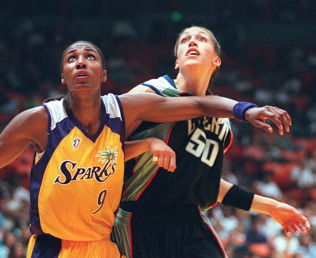 Lisa Leslie and Rebecca Lobo jostle on court.