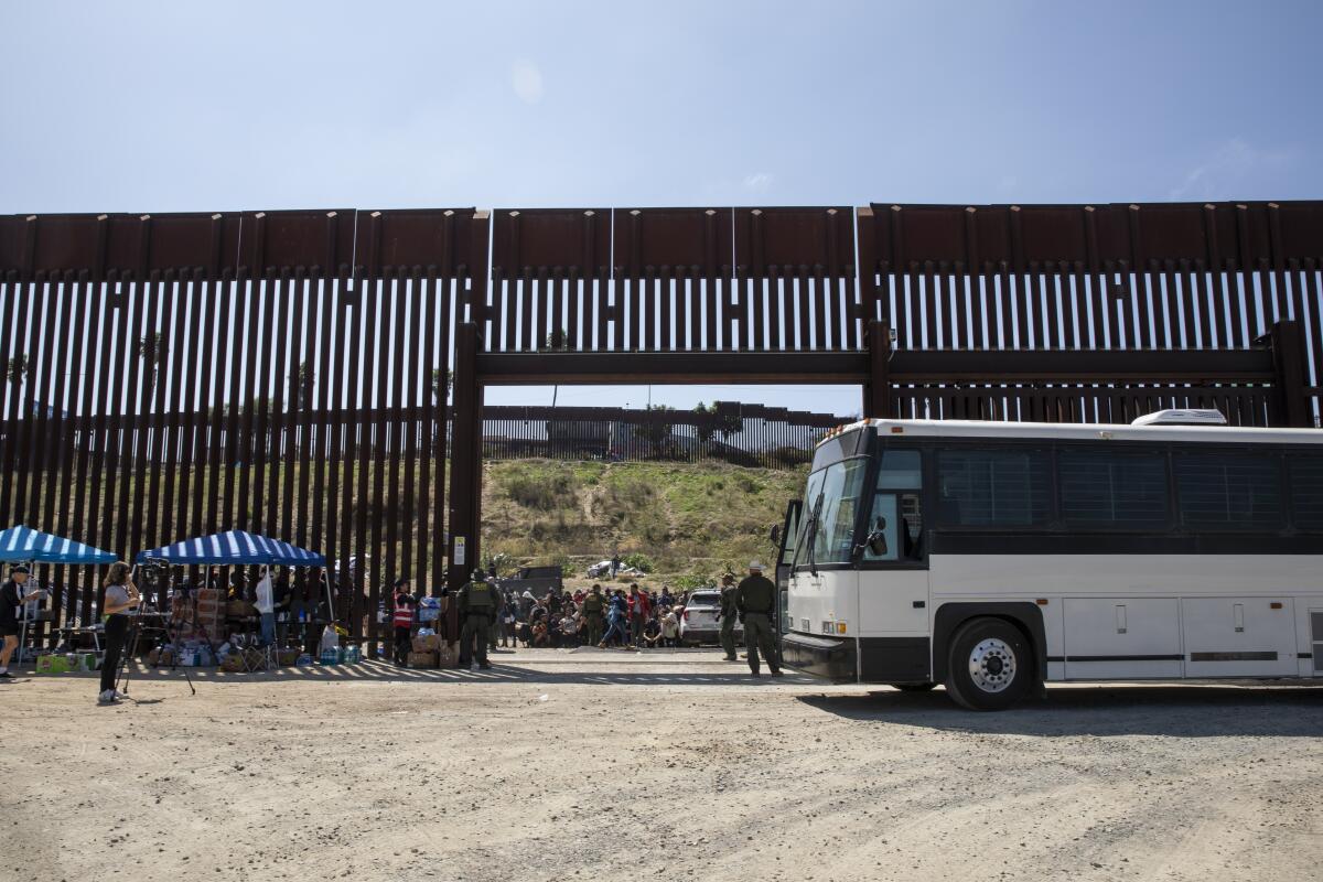 Patrulla Fronteriza deja a migrantes en parada de autobús de San