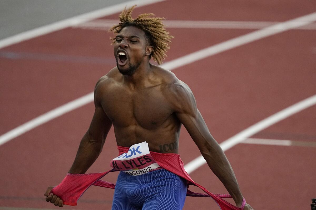 El estadounidense Noah Lyles se arranca la camiseta tras ganar los 200 metrosFoto/Gregory Bull)