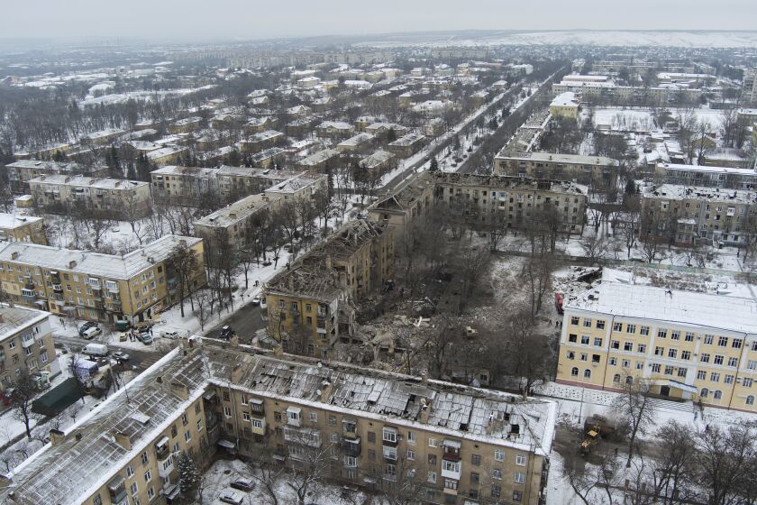 Una vista aérea de un edificio residencial que recibió el impacto de un proyectil ruso, el jueves 2 de febrero de 2023, en Kramatorsk, Ucrania. (AP Foto/Yevgen Honcharenko)