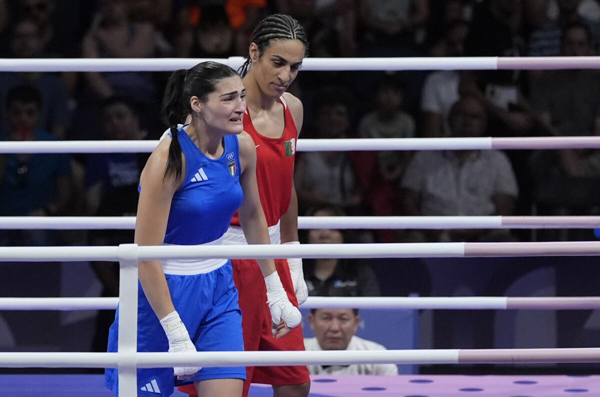La argelina Imane Khelif (derecha) y la italiana Angela Carini reaccionan tras el triunfo 