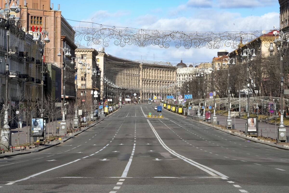 Una vista de la avenida principal de Kiev durante el toque de queda, en Kiev, Ucrania.