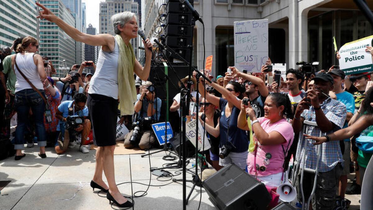 La Dra. Jill Stein, candidata presidencial oficial por el Partido Verde, habla en un mitin en Filadelfia, el 26 de julio, durante el segundo día de la Convención Demócrata.