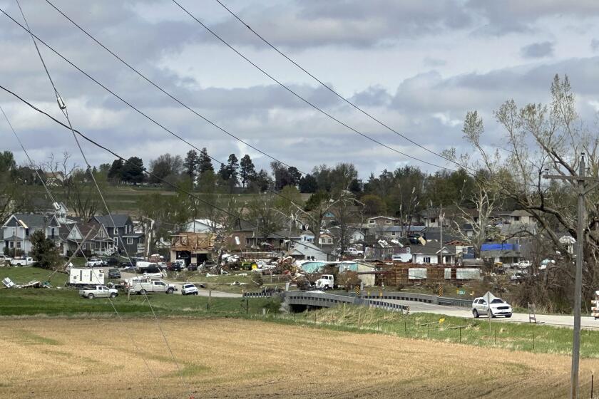 Un vecindario sufrió daos tras el paso de un tornado en el área de Minden, Iowa, el sábado 27 de abril de 2024. (AP Foto/Nick Ingram)