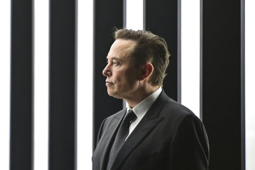 ARCHIVO - Elon Musk, CEO de Tesla, asiste a la inauguración de la fábrica de Tesla en Gruenheide, Alemania, 22 de marzo de 2022. (Patrick Pleul/Pool via AP, File)