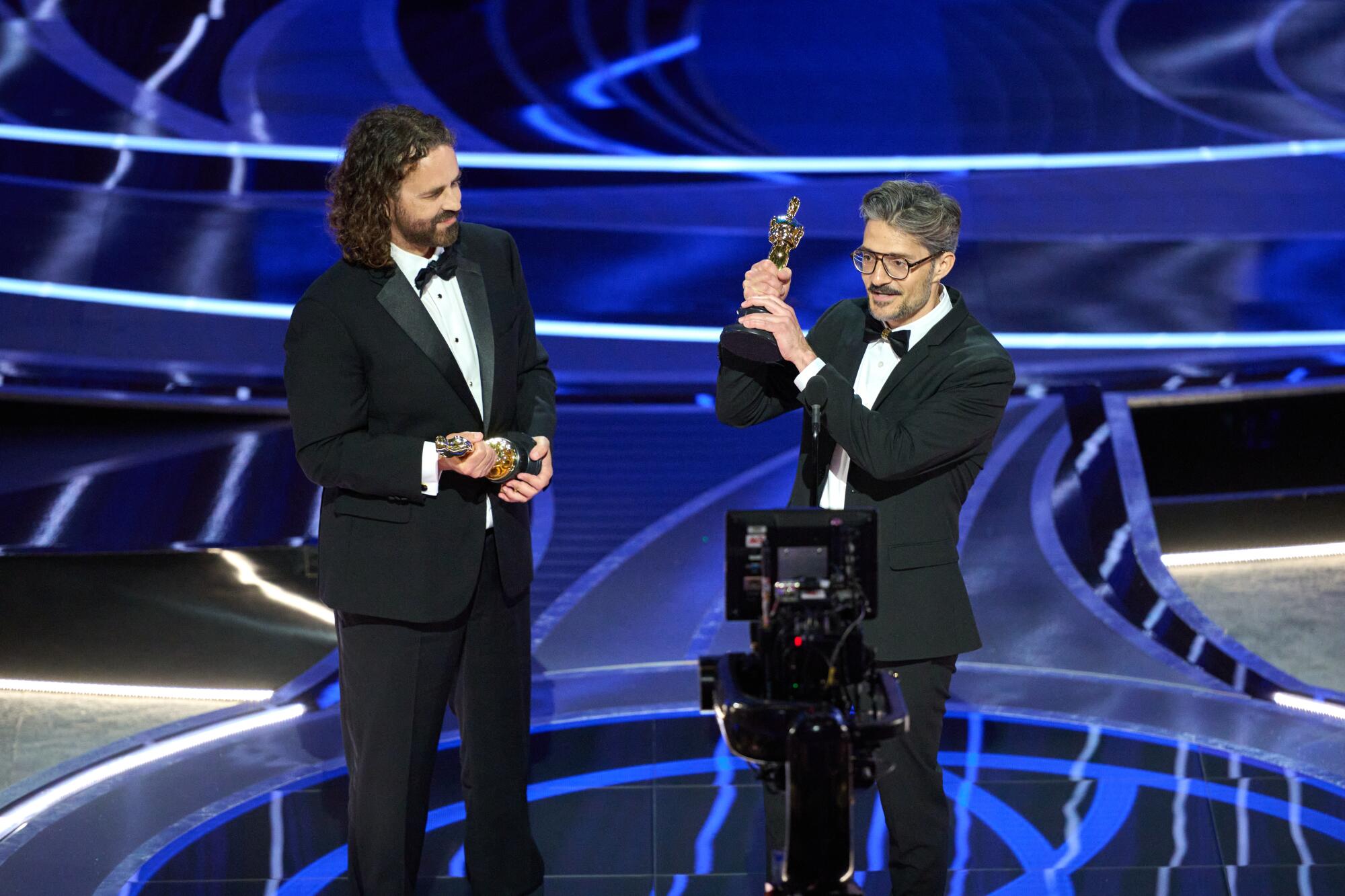 El productor Leo Sánchez y el director Alberto Mielgo en la tarima del Dolby.