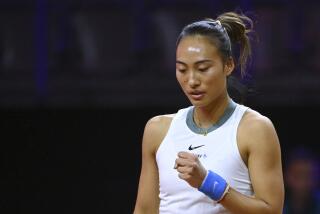 La china Qinwen Zheng levanta el puño durante su duelo de primera ronda en el Abierto de Stuttgart ante Sorana Cirstea el martes 16 de abril del 2024. (Marijan Murat/dpa via AP)