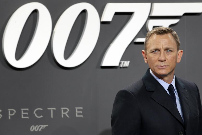 En esta foto del 28 de octubre del 2015, el actor Daniel Craig posa al llegar al estreno de la cinta de James Bond "Spectre" en Berlín. Estreno de la próxima película sobre el agente 007, “No Time To Die”, se postergó siete meses debido a la preocupación global por el coronavirus. El filme llegará a las salas de cine en noviembre de 2020 en lugar de abril, anunciaron el miércoles 4 de marzo MGM, Universal y los productores Michael G. Wilson y Barbara Broccoli. (AP Foto/Michael Sohn, Archivo)
