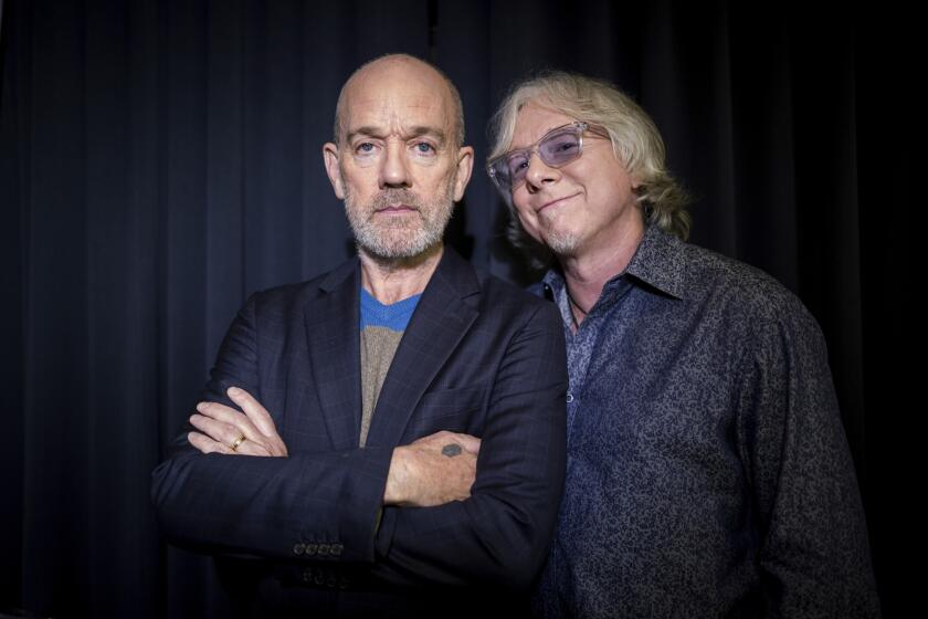ARCHIVO - Michael Stipe y Mike Mills, de R.E.M. posan para un retrato en Nueva York el 28 de octubre de 2019. Hace 25 años R.E.M. lanzó su álbu "Up" el primero de la banda como trío. (Foto Matt Licari/Invision/AP, archivo)