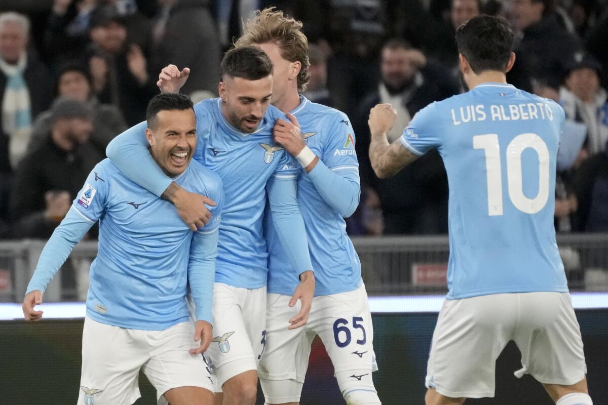 Pedro, jugador de la Lazio, celebra con sus compañeros tras anotar el único gol de su equipo