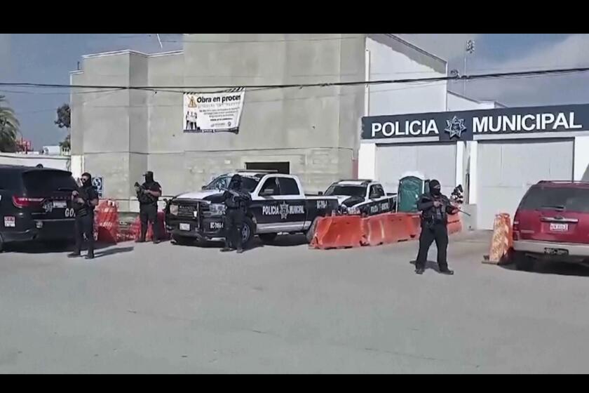 En este fotograma, agentes de policía vigilan la estación policial de Ensenada, en Baja California, México, el jueves 2 de mayo de 2024. (AP Foto)