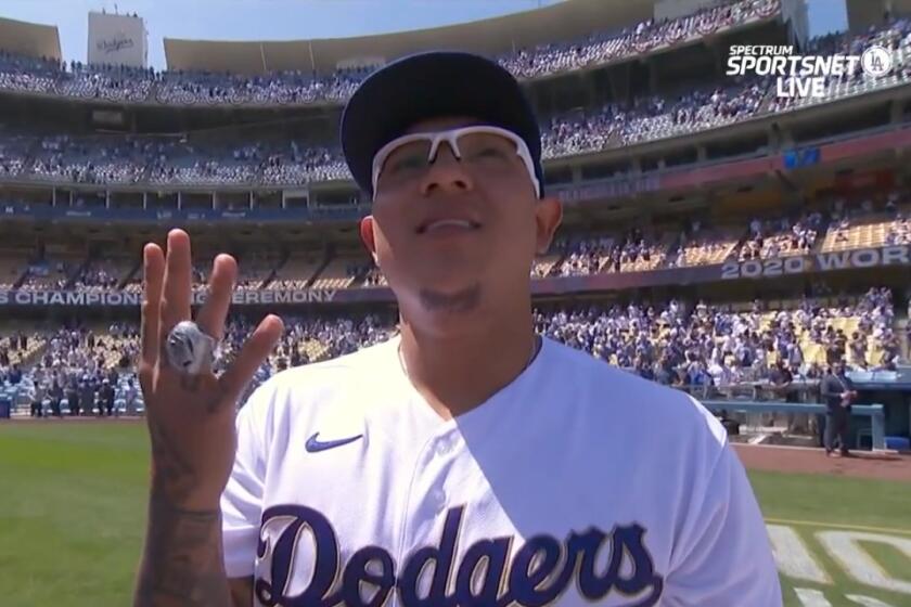 Dodgers reciben sus anillos de campeones de la Serie Mundial de 2020.