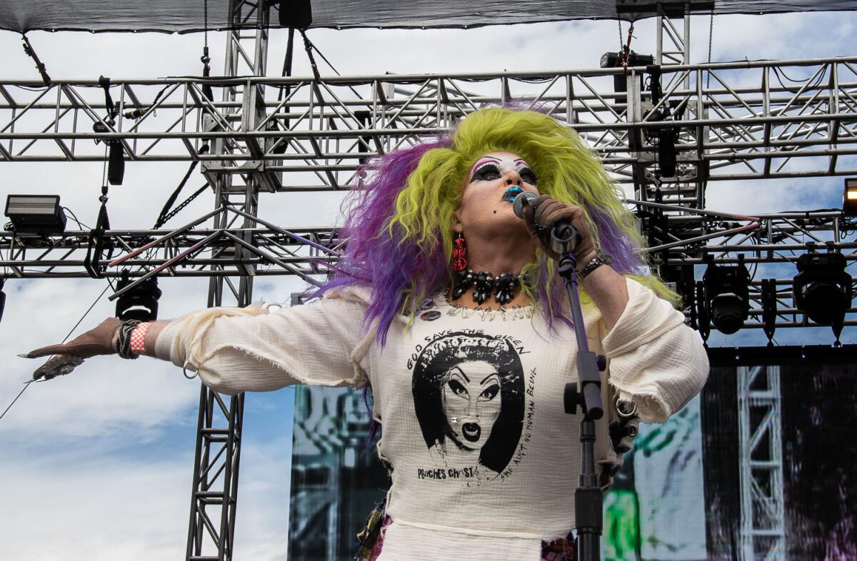 Peaches Christ se apresentando no Field Stage no Mosswood Meltdown.