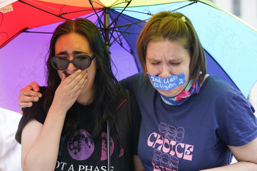 Activistas por el derecho al aborto reaccionan tras anunciarse el fallo de la Corte Suprema de Estados Unidos que anuló Roe vs. Wade, el viernes, 24 de junio del 2022, en Washington. (AP Foto/Jacquelyn Martin)
