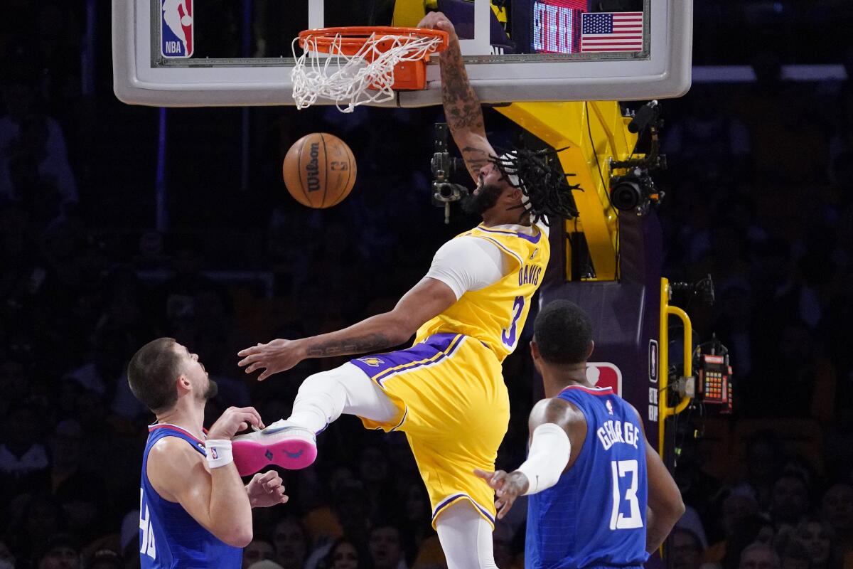 Lakers forward Anthony Davis dunks against Clippers center Ivica Zubac.