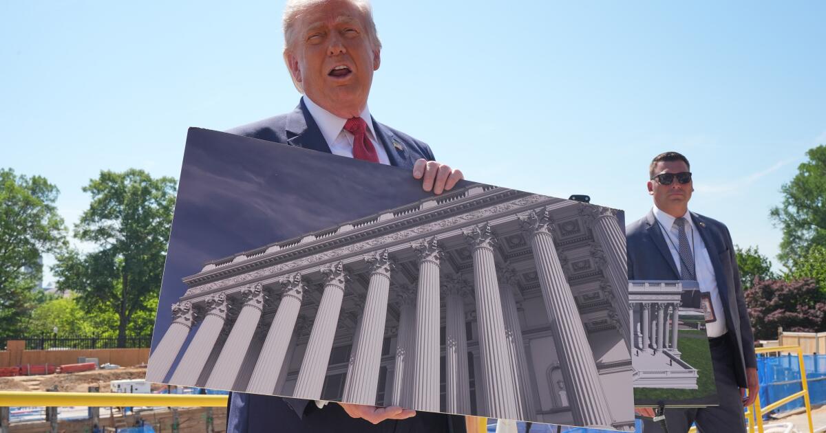 Trump montre une approximation aux journalistes au milieu d’une demande de sécurité d’un milliard de dollars