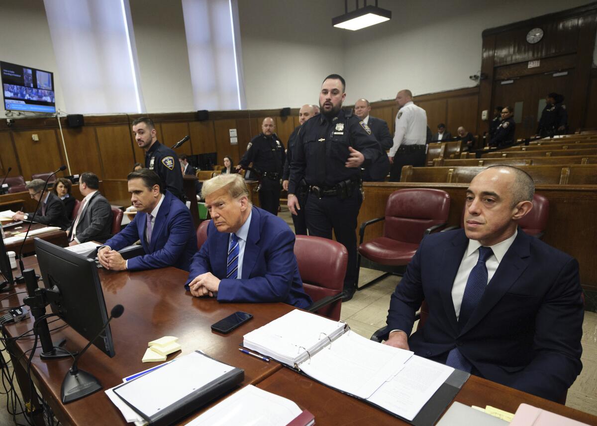El expresidente Donald Trump en la corte penal de Manhattan, 
