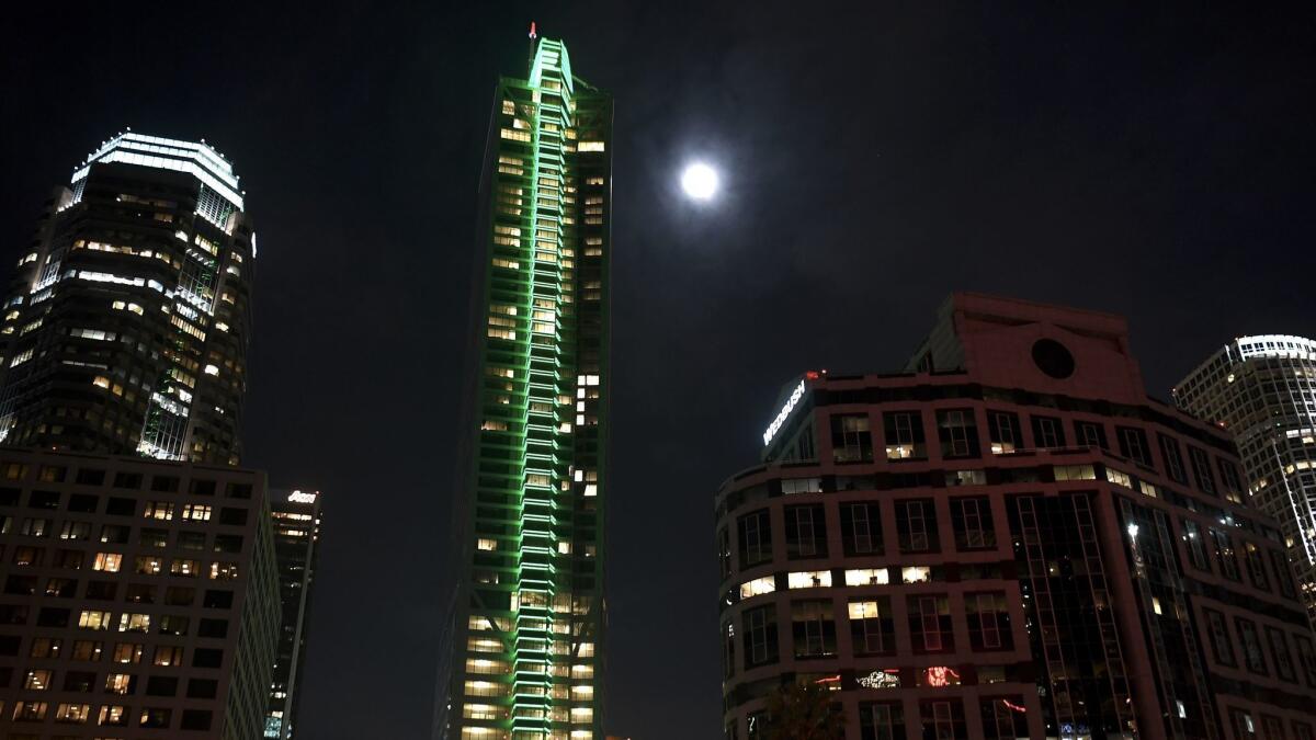 La nueva edificación Wilshire Grand, de 73 pisos, en el centro de Los Ángeles, realizó el lunes una prueba de iluminación de la columna vertebral del edificio.